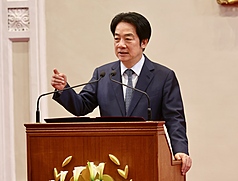 President Lai Ching-te  met with the recipients of an outstanding store manager award Monday at the Presidential Office. In his address, he pointed out that the franchise industry and small and medium-sized enterprises (SMEs) are key engines driving Taiwan's economic development. (Photo: CNA)