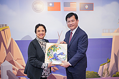 Guam Governor Lourdes A. Leon Guerrero (left) poses for a photo with Foreign Minister Lin Chia-lung (right) at a banquet on Monday, March 9, 2026. (Photo: CNA)