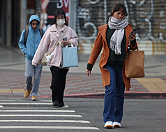  The Central Weather Administration announced that Taiwan’s cold weather will gradually weaken over the next week from Saturday, leading to warm weather and blooming flowers following the weekend. (Photo: CNA)