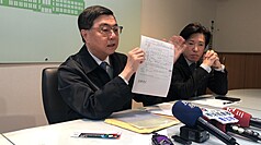 Premier Cho Jung-tai (left), accompanied by Executive Yuan Secretary-General Chang Tun-han (right), publicly stated on Friday that his trip to Japan to attend the WBC was private and presented relevant receipts, hoping to end the baseless attacks by the opposition party. (Photo: CNA)