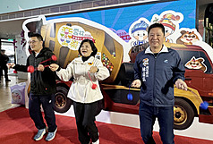 Yunlin County Magistrate Chang Li-shan (center), Douliu Mayor Lin Sheng-jue (left), and Huwei Township Mayor Lin Chia-hung (right) at the Children's Day event. (Photo: CNA)