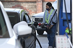 Amid ongoing conflict in the Middle East, the Taiwan Institute of Economic Research (TIER) warns that if oil prices surge to US$140 per barrel, it could trigger a global recession. (Photo: CNA)