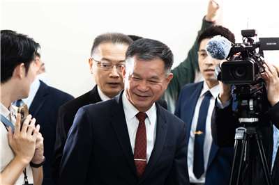  Defense Ministry Strategic Planning Department  Director Huang Wen-chi (center) said the U.S. has postponed payment on Taiwan's purchase of 82 HIMARS rocket systems until it finishes negotiations with the contract supplier, Lockheed Martin, currently estimated to be by the end of May. (Photo: Rti)