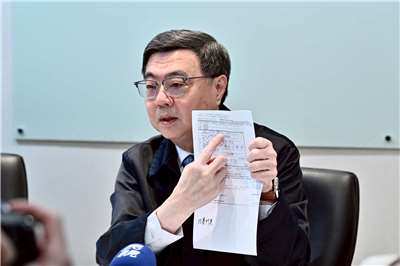 Cho presented four receipts: NT$18,500 (US$580) for WBC tickets, NT$2.08 million (US$65,000) for a China Airlines charter flight, and 200,000 Japanese yen (US$1,300) for tour bus fees. (Photo: Cabinet)