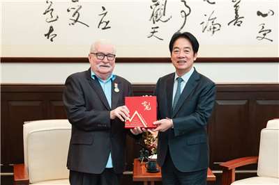 President Lai Ching-te met with former Polish President Lech Walesa on Tuesday. (Photo via Presidential Office)
