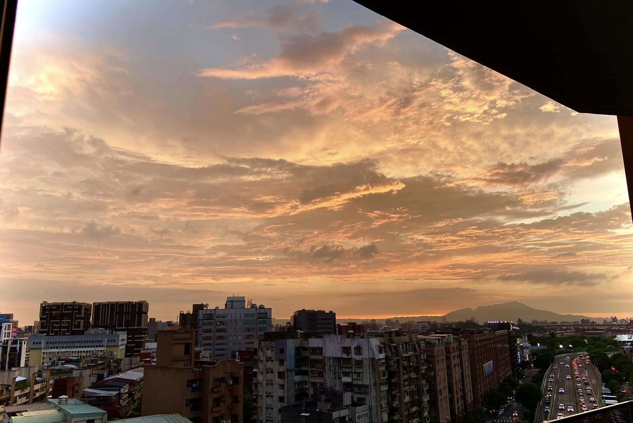 Here's a sunset from Michelle's balcony :) (Photo: Michelle Chiang)
