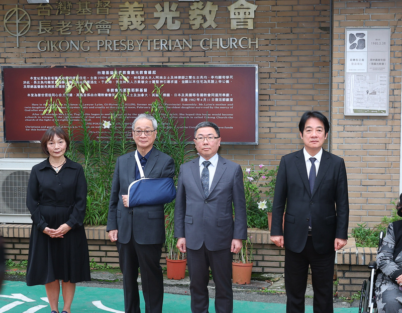 Lai Ching-te (right) attends the plaque unveiling this Sunday, April 5, 2026. (Photo: CNA)