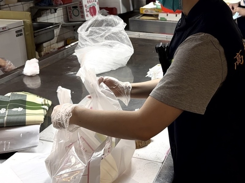 The Kaohsiung City Health Department accused the spring roll vendor in a suspected food poisoning case of attempting to evade the investigation, resulting in a steep fine. (Photo via the Kaohsiung City Health Department)
