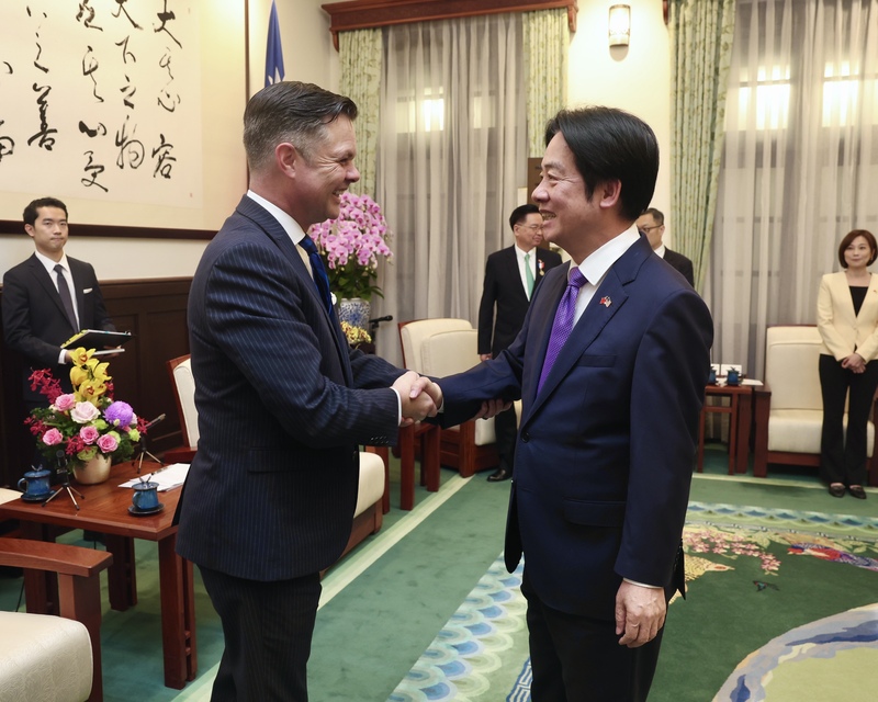 U.S. Representative Zachary Nunn (left) met with President Lai Ching-te (right). (Photo: CNA) 