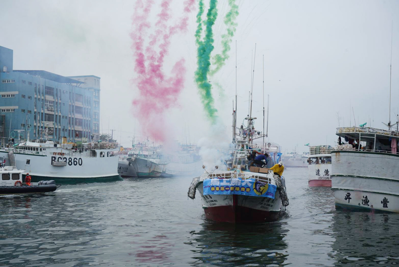 The Ryukyu-registered fishing vessel, which caught Pingtung's first bluefin tuna of the year, entered the Donggang harbor with a colorful smoke display. (Photo: CNA)