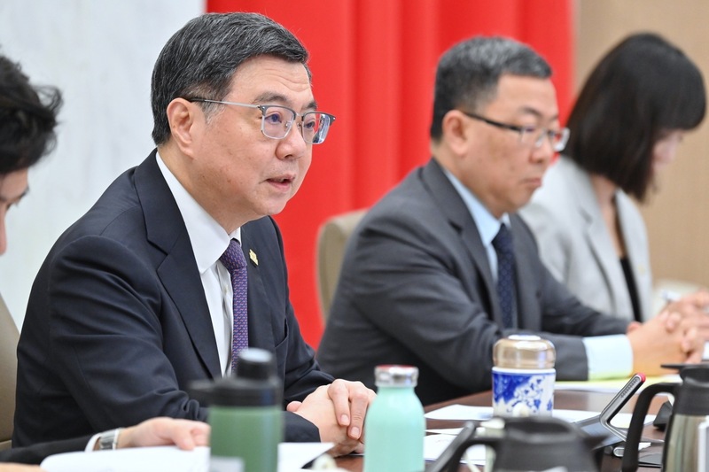 During a Cabinet meeting, Premier Cho Jung-tai stressed that using cross-ministerial cooperation and advanced technology to tackle evolving scams. (Photo: Provided by the Cabinet) 