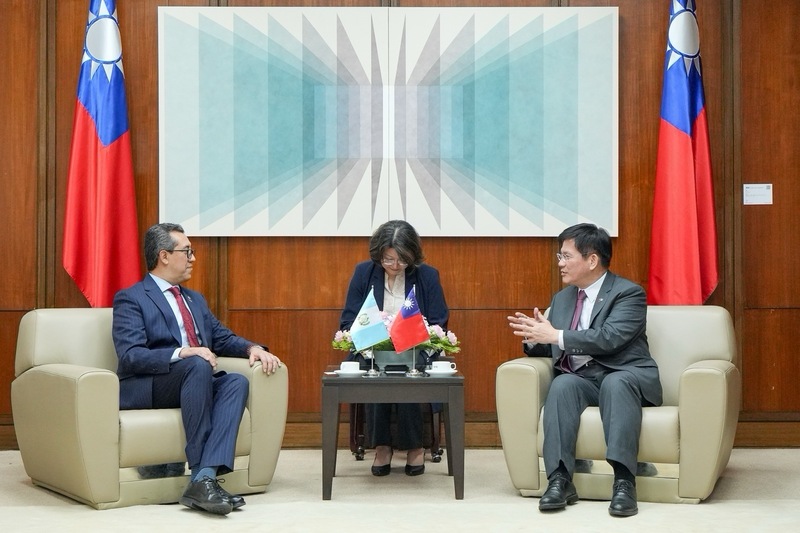Foreign Minister Lin Chia-lung met with Guatemalan Minister of Finance Jonathan Menkos (left) on Tuesday to exchange views on bilateral cooperation between Taiwan and Guatemala. (Photo: CNA)