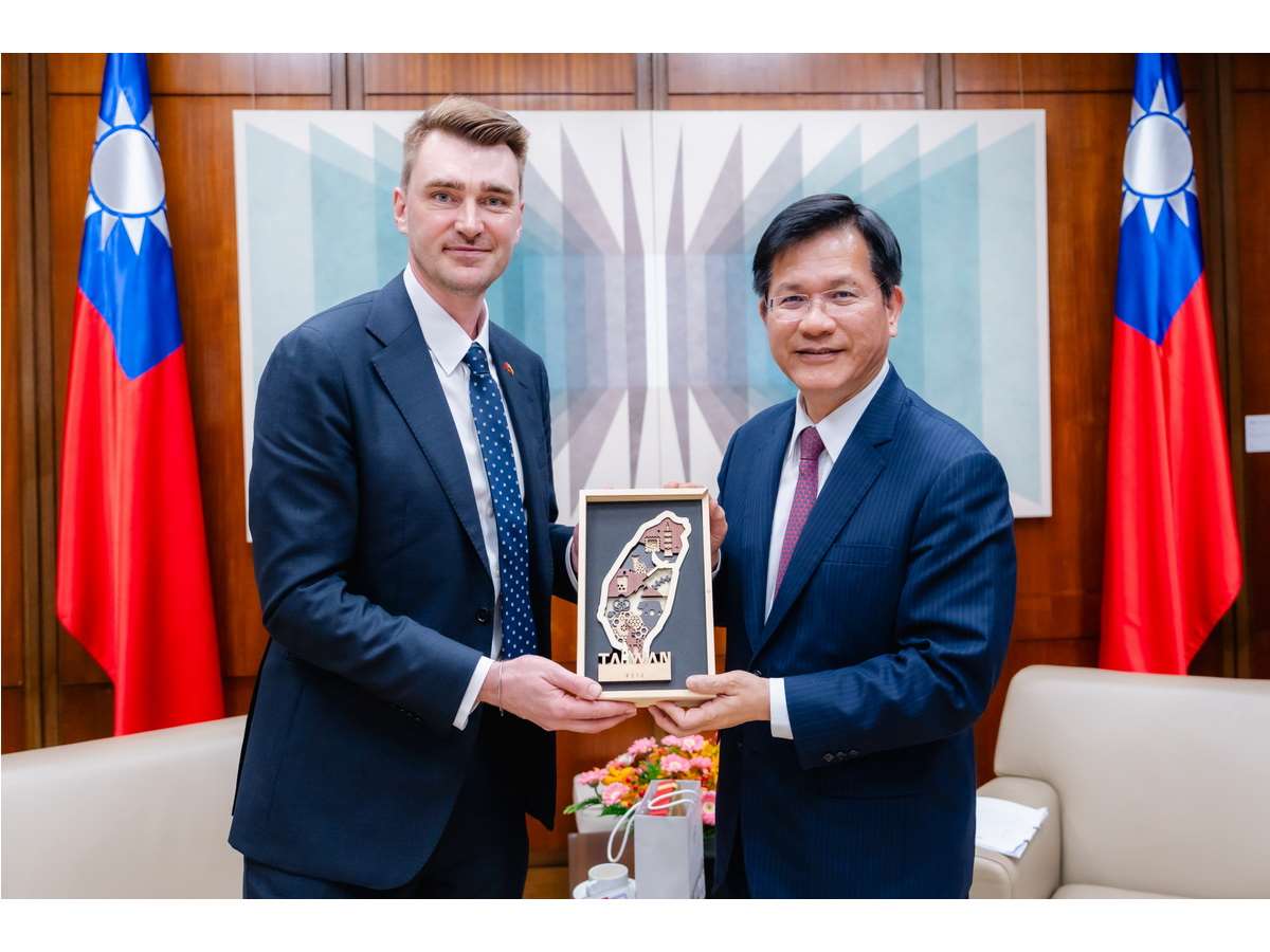 Foreign Minister Lin Chia-lung (right) met with Lithuania's new representative to Taiwan, Karolis Pilipauskas (left), at the Foreign Ministry on Monday. (Photo: Taken from Lin Chia-lung's Facebook page)