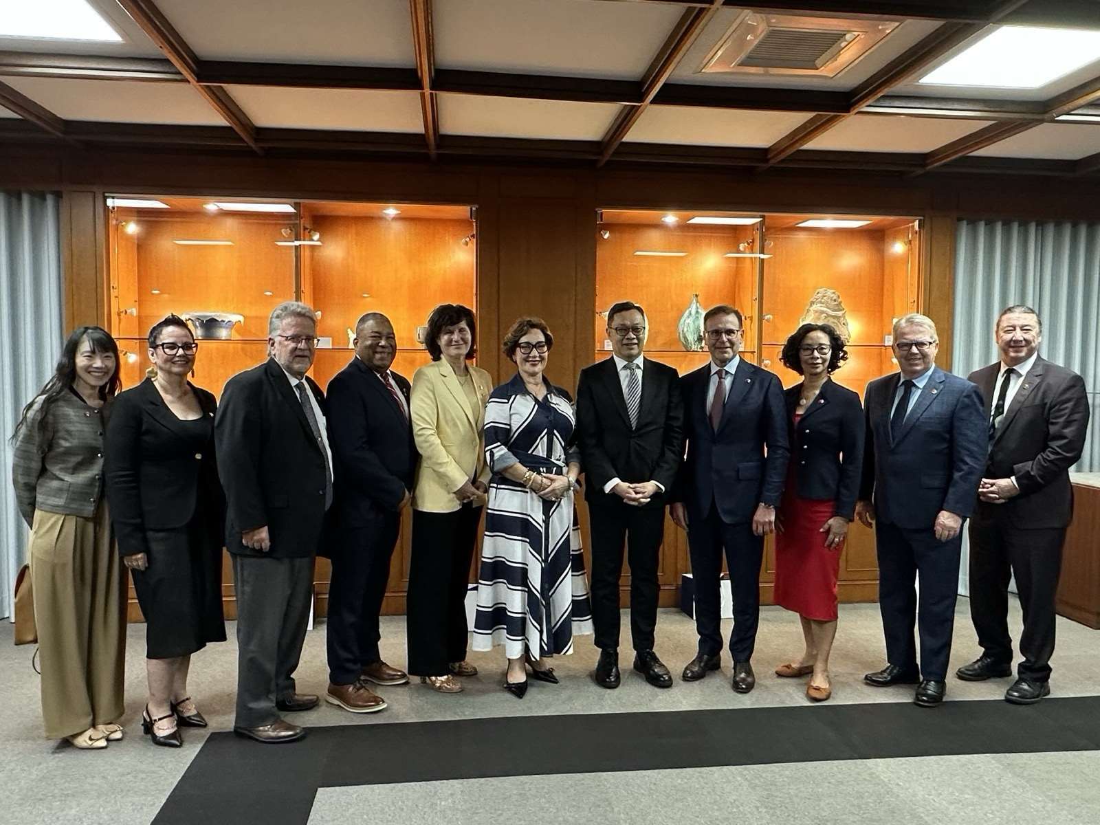 Deputy Foreign Minister Chen Ming-chi met with a delegation of Canadian senators led by Senate Opposition Leader Leo Housakos. (Photo: Foreign Ministry)