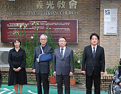 Lai Ching-te (right) attends the plaque unveiling this Sunday, April 5, 2026. (Photo: CNA)