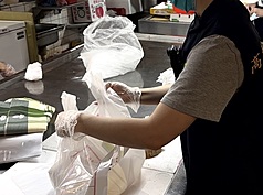 The Kaohsiung City Health Department accused the spring roll vendor in a suspected food poisoning case of attempting to evade the investigation, resulting in a steep fine. (Photo via the Kaohsiung City Health Department)
