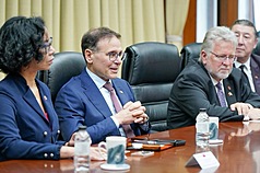 Senator Leo Housakos (middle) meets with Taiwanese officials this Thursday, April 9, 2026. (Photo: Foreign Ministry)