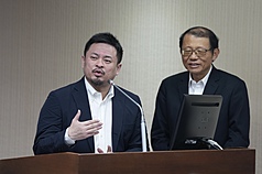 Minister of Labor Hung Shen-han (left) and other officials attended a Thursday briefing by the Legislature's Social Welfare and Environmental Hygiene Committee on preventing forced labor and ensuring fair recruitment of migrant workers. (Photo: CNA) 