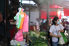 Peng says policies must take into account the realities faced by small-scale vendors, particularly in traditional and night markets, where plastic bags remain a necessity. (Photo: CNA)