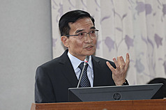 Coast Guard Administration Director-General Chang Chung-lung during a legislative session on April 22. (Photo: CNA)