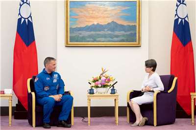 NASA astronaut Kjell Lindgren meeting with Vice President Hsiao Bi-khim. (Photo provided by Presidential Office)