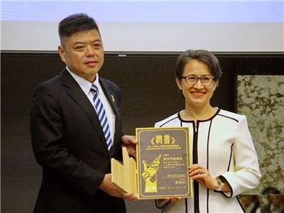 Vice-President Hsiao Bi-khim receiving an official letter of appointment to chair the Ten Outstanding Young Persons Selection Program judging panel (Photo: Rti)