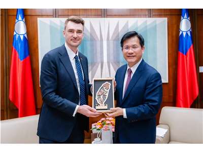 Foreign Minister Lin Chia-lung (right) met with Lithuania's new representative to Taiwan, Karolis Pilipauskas (left), at the Foreign Ministry on Monday. (Photo: Taken from Lin Chia-lung's Facebook page)