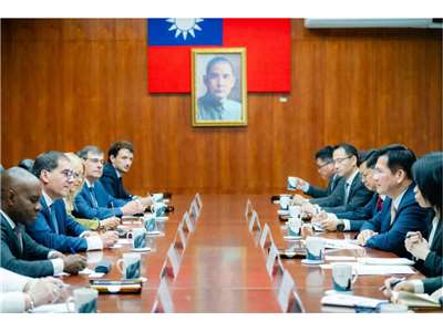 Foreign Minister Lin Chia-lung met with a delegation from the French Senate led by Vice President Didier Mandelli. (Photo: Foreign Ministry)