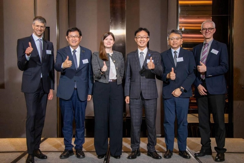 Foreign Ministry’s Department of NGO International Affairs Director General Chiang Zhen-wei (second from left) with participants of the Taiwanese-German Aerospace Conference on May 5. (Photo: Ministry of Foreign Affairs)