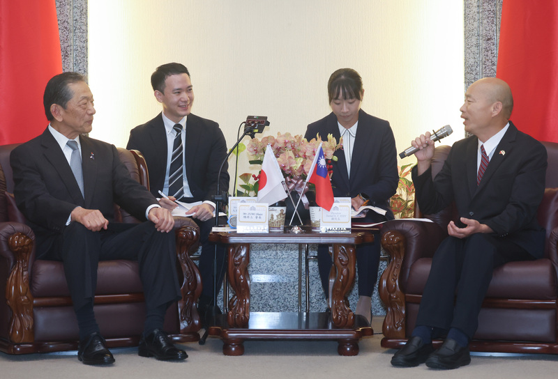 Legislative Speaker Han Kuo-yu (right) with the Japan-Taiwan Exchange Association Chairperson Shuzo Sumi (left) on May 7. (Photo: CNA)