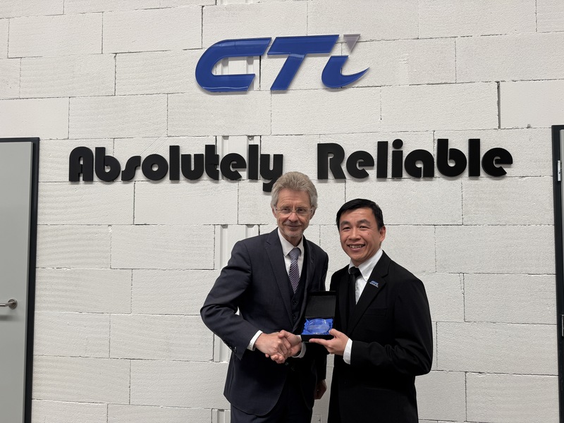 Czech Senate President Miloš Vystrčil poses for a photo with CTi Europe Vice President Sunny Lin. (Photo: CNA)