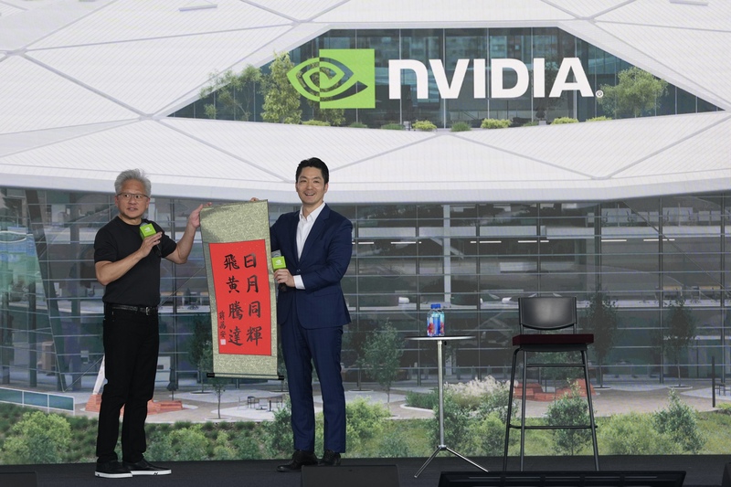 Nvidia CEO Jensen Huang (left) and Taipei Mayor Chiang Wan-an (right). (Photo: CNA)