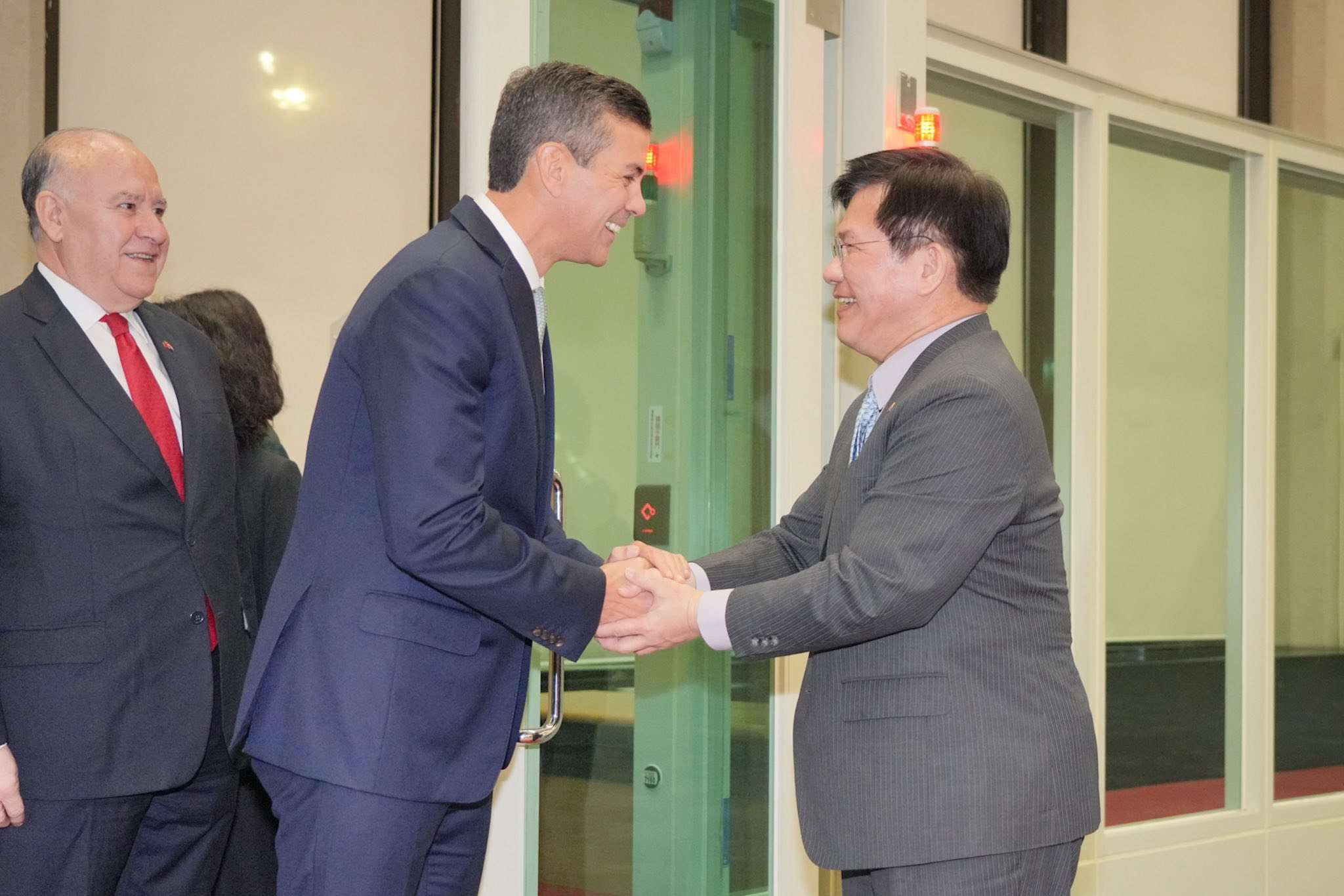 Paraguay President Santiago Peña (center) arrives in Taiwan this Thursday, May 7, and is greeted by Foreign Minister Lin Chia-lung (right). (Photo: Lin Chia-lung's Facebook)