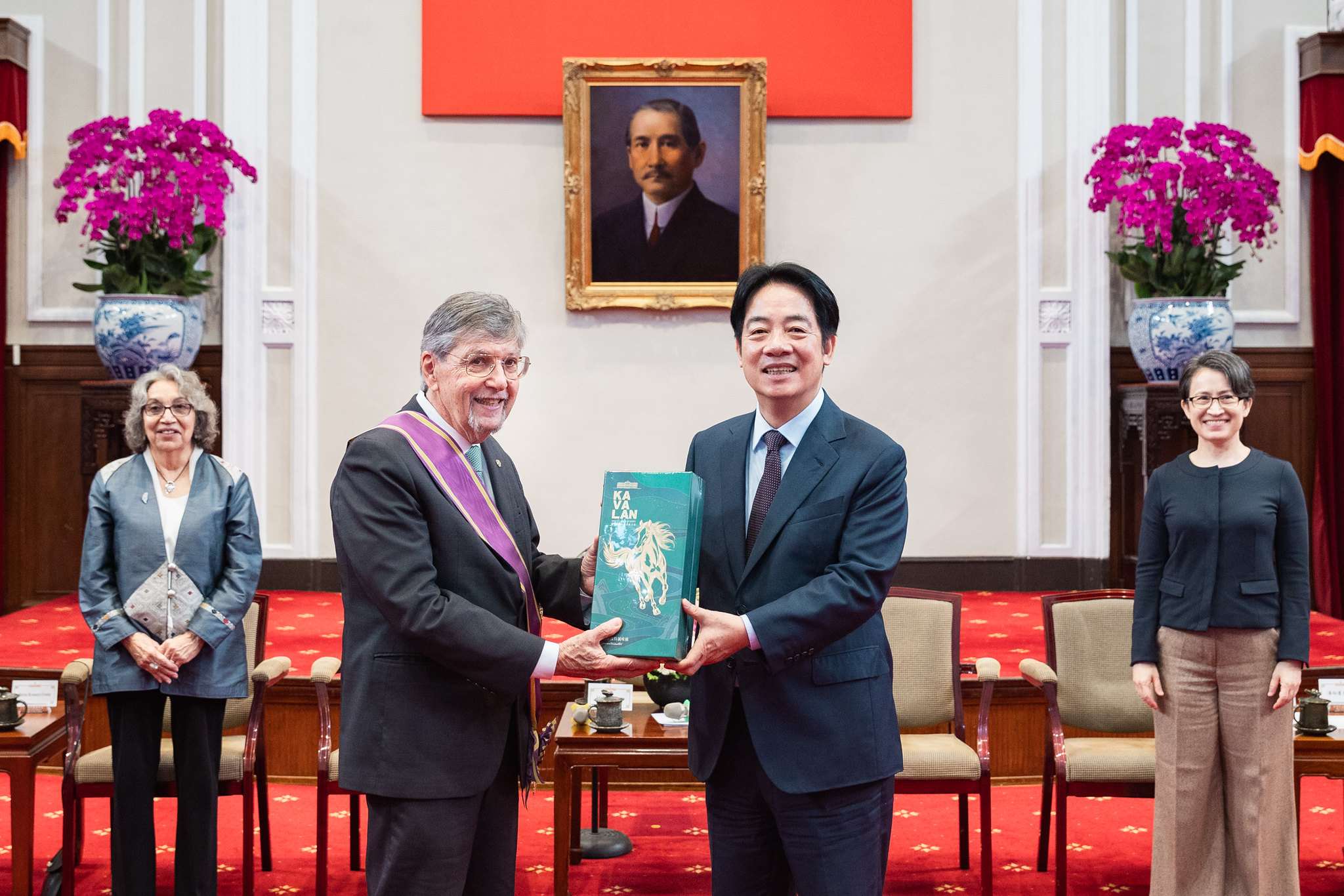 President Lai conferred the Order of Brilliant Star with Special Grand Cordon upon Michael J. Fonte on Wednesday. (Photo: Provided by the Presidential Office)