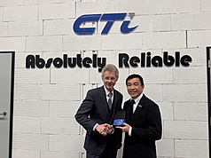 Czech Senate President Miloš Vystrčil poses for a photo with CTi Europe Vice President Sunny Lin. (Photo: CNA)