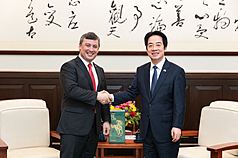 President Lai Ching-te (right) and Canadian MP Michael Chong (left) on May 20. (Photo: Presidential Office/CNA)