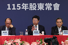 Hon Hai (Foxconn) Chairperson Liu Young-way (center) on May 29. (Photo: CNA)