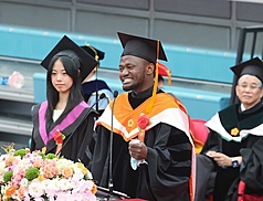 Nathan Thadeo Yoashi (front), an international student from Tanzania, speaks at National Taiwan University's graduation ceremony. (Photo: CNA)