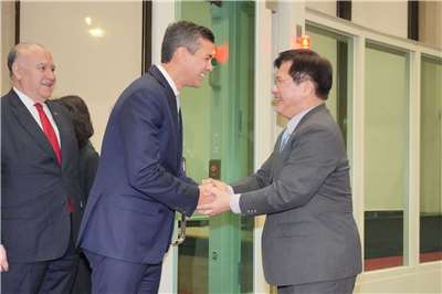 Paraguay President Santiago Peña (center) arrives in Taiwan this Thursday, May 7, and is greeted by Foreign Minister Lin Chia-lung (right). (Photo: Lin Chia-lung's Facebook)