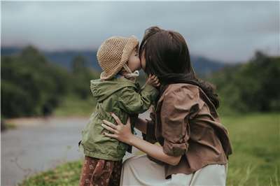 A mother and her daughter. (Photo: Jupi Lu/Pixabay)