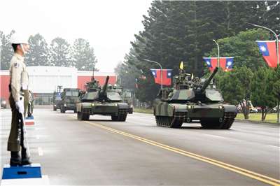 The ROC Army held a ceremony on the 29th to mark its 80th anniversary, during which it showcased a number of new weapons, such as the M1A2T tanks, demonstrating the results of the Army’s recent transformation. (Photo: Rti)