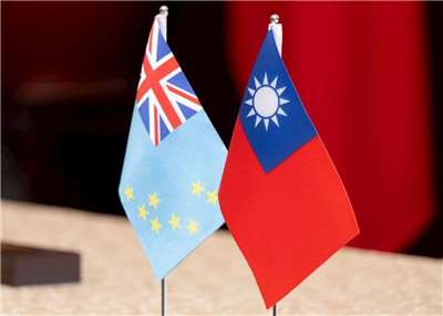 The delegation includes Tuvalu Telecommunication Corporation General Manager Tenanoia Veronica Simona and Ministry of Transport, Energy, Communication and Innovation Deputy Secretary Lauti Wayne Ako. (Photo: Presidential Office)
