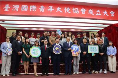 Foreign Ministry officials, NGO representatives and former youth ambassadors are photographed at a Taiwan International Youth Ambassador Association media event in Taipei on May 28, 2026. (Rti Photo/James Thompson)