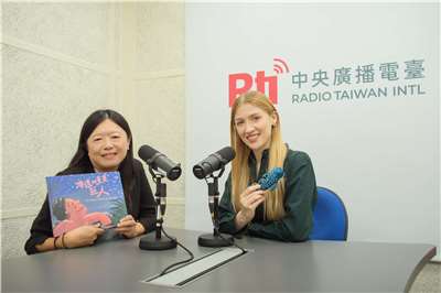 Ocean Affairs Council Director Lu Shiau-Yun (left) and Tristan Hilderbrand (right) talk about one of the council's latest publications: "The Starry Giant by the Sea." (Photo: Rti)