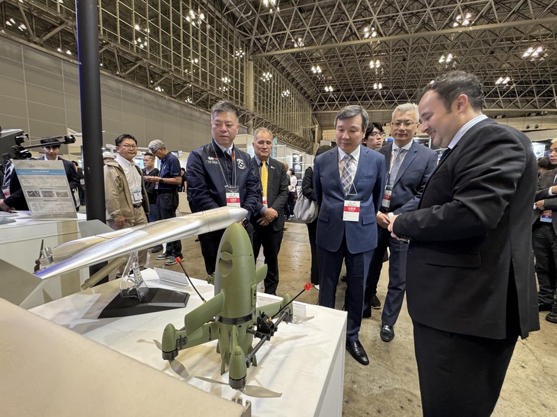 Taiwan’s Representative to Japan Lee Yi-yang attended the opening ceremony of Japan Drone 2026 on June 3rd and showed great interest in the models on display during his visit to the exhibition area. (Photo: CNA)