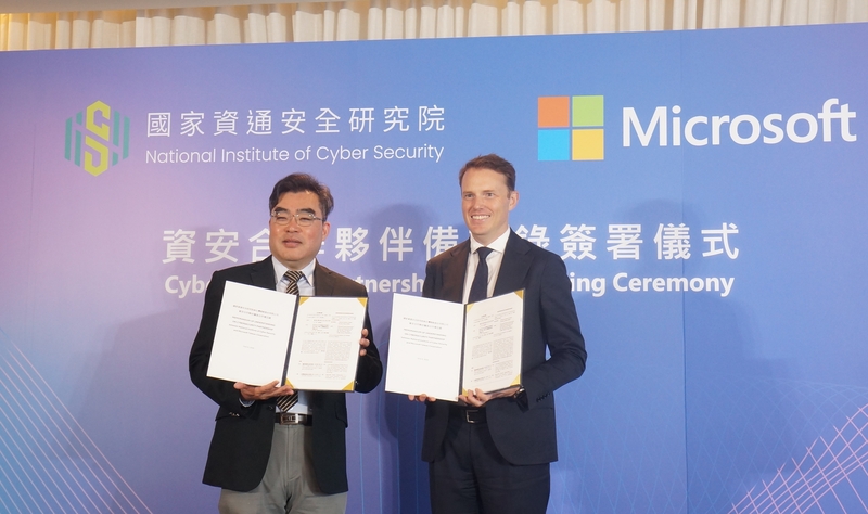 The National Institute for Cyber ​​Security and Microsoft Taiwan signed an MOU on June 8th.  Pictured is NICS President  Ying-Dar Lin (left) and Microsoft's Head of Global Public Affairs for North Asia, Marcus Bartley Johns (right). (Photo: CNA)