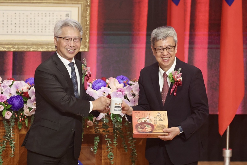 Incoming Academia Sinica President Chen Chien-jen (right) and outgoing President James Liao (left) on June 18. (Photo: CNA)