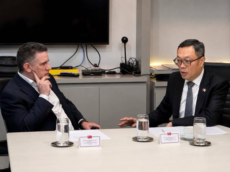 Deputy Foreign Minister Chen Ming-chi (right) with Paraguay’s Minister of Information and Communication Technologies Gustavo Villate (left) on June 18. (Photo: Ministry of Foreign Affairs/CNA)