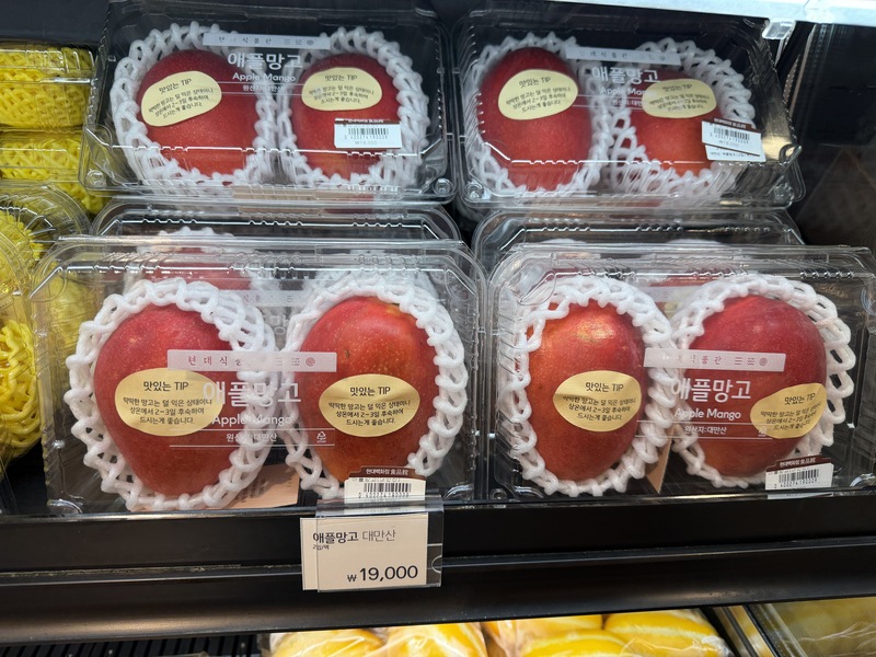 Taiwanese mangoes on display in a South Korean supermarket. (Photo: CNA)
