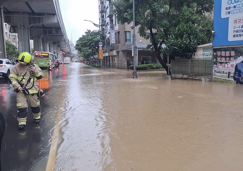 Affected by Typhoon Mekkhala, Taipei City experienced heavy rain on the morning of June 25, causing flooding in some sections of Neihu District. (Photo: CNA)